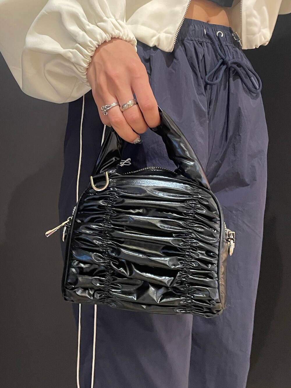 ブラック系のTシャツ/カットソー、ホワイト系のブルゾン、ブルー系のその他パンツを着用したレディースの春コーディネートの9枚目の写真