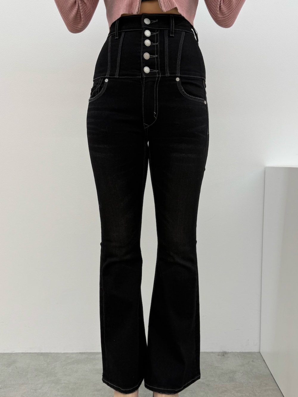 グレー系のパーカー、ブラック系のデニムパンツ、ブラック系のサンダルを着用したレディースの冬コーディネートの5枚目の写真