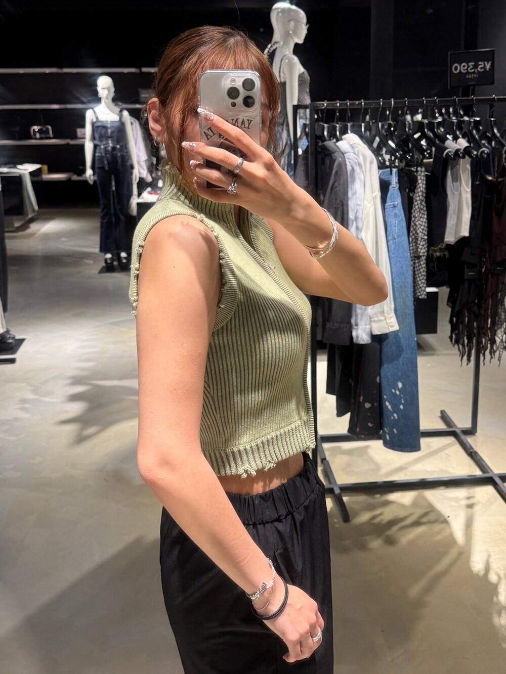 グリーン系のタンクトップ、ブラック系のその他パンツ、ブラック系のサンダルを着用したレディースの夏コーディネートの5枚目の写真