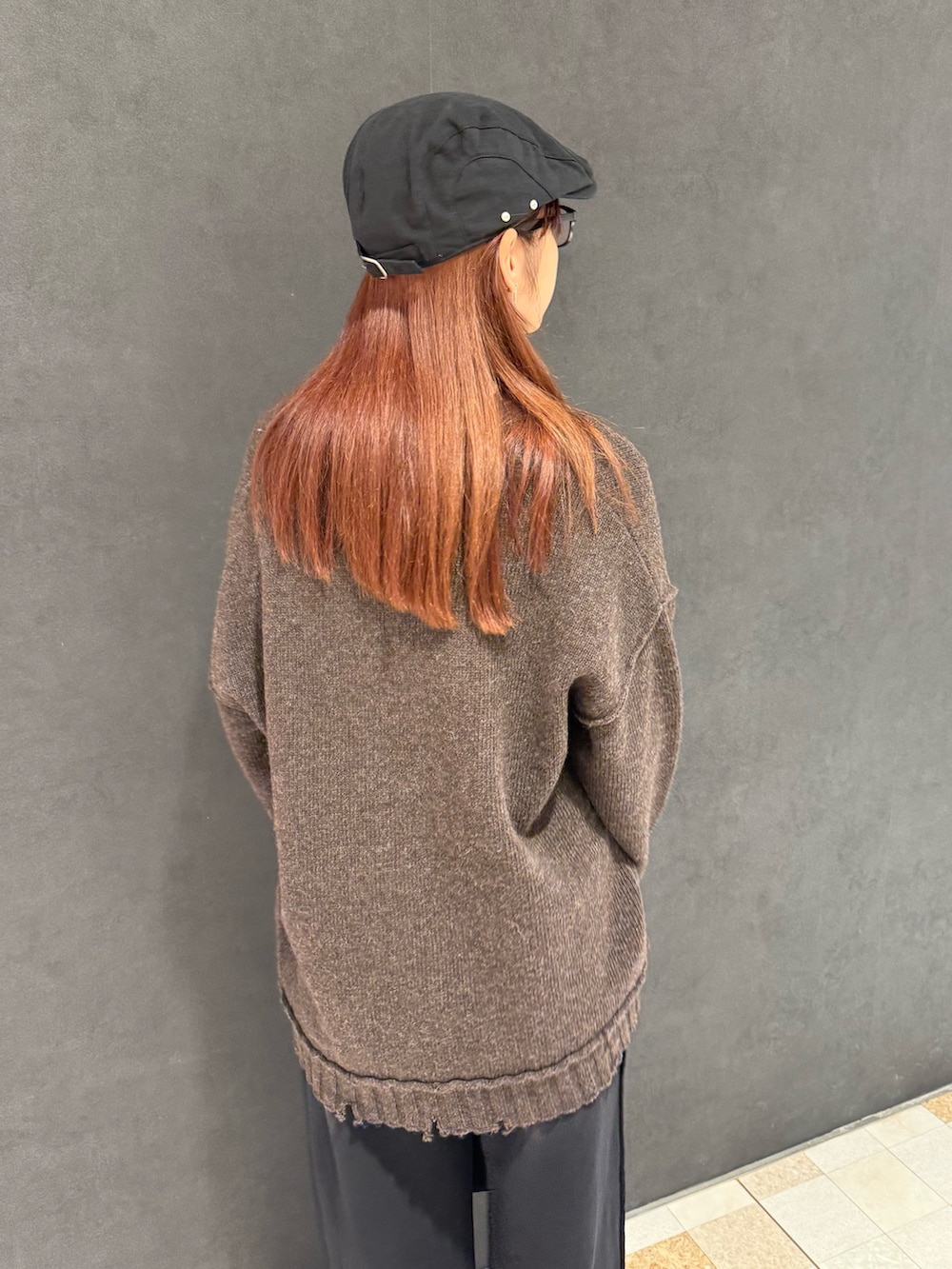 ホワイト系のTシャツ/カットソー、ブラウン系のカーディガン/ボレロ、ブラック系のスウェットパンツを着用したレディースの秋コーディネートの6枚目の写真