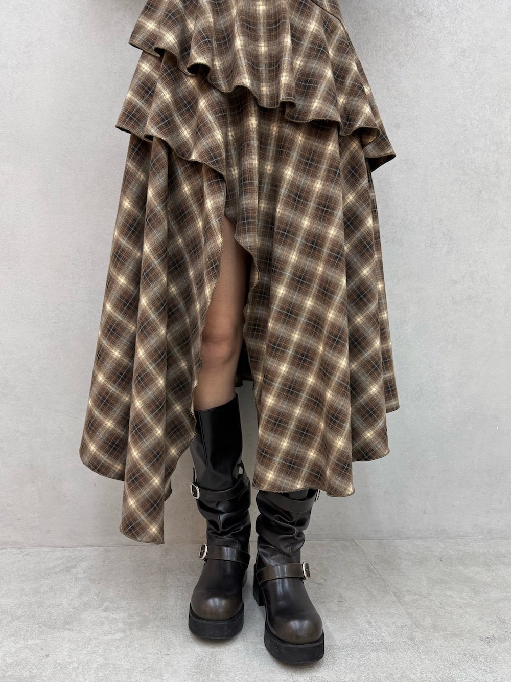 ブラック系のニット/セーター、ベージュ系のワンピース、ブラック系のブーツを着用したレディースの冬コーディネートの5枚目の写真