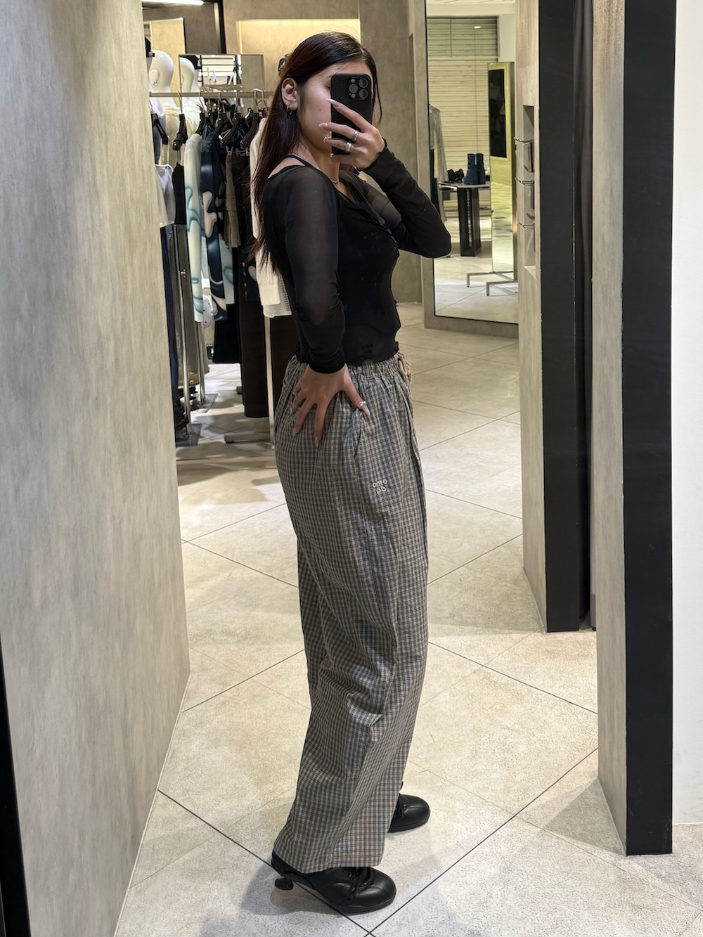 ブラック系のTシャツ/カットソー、ブラック系のニット/セーター、ベージュ系のその他パンツを着用したレディースの春コーディネートの2枚目の写真