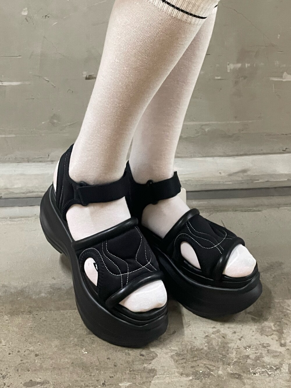 グリーン系のタンクトップ、ブラック系のその他パンツ、ブラック系のサンダルを着用したレディースの夏コーディネートの8枚目の写真