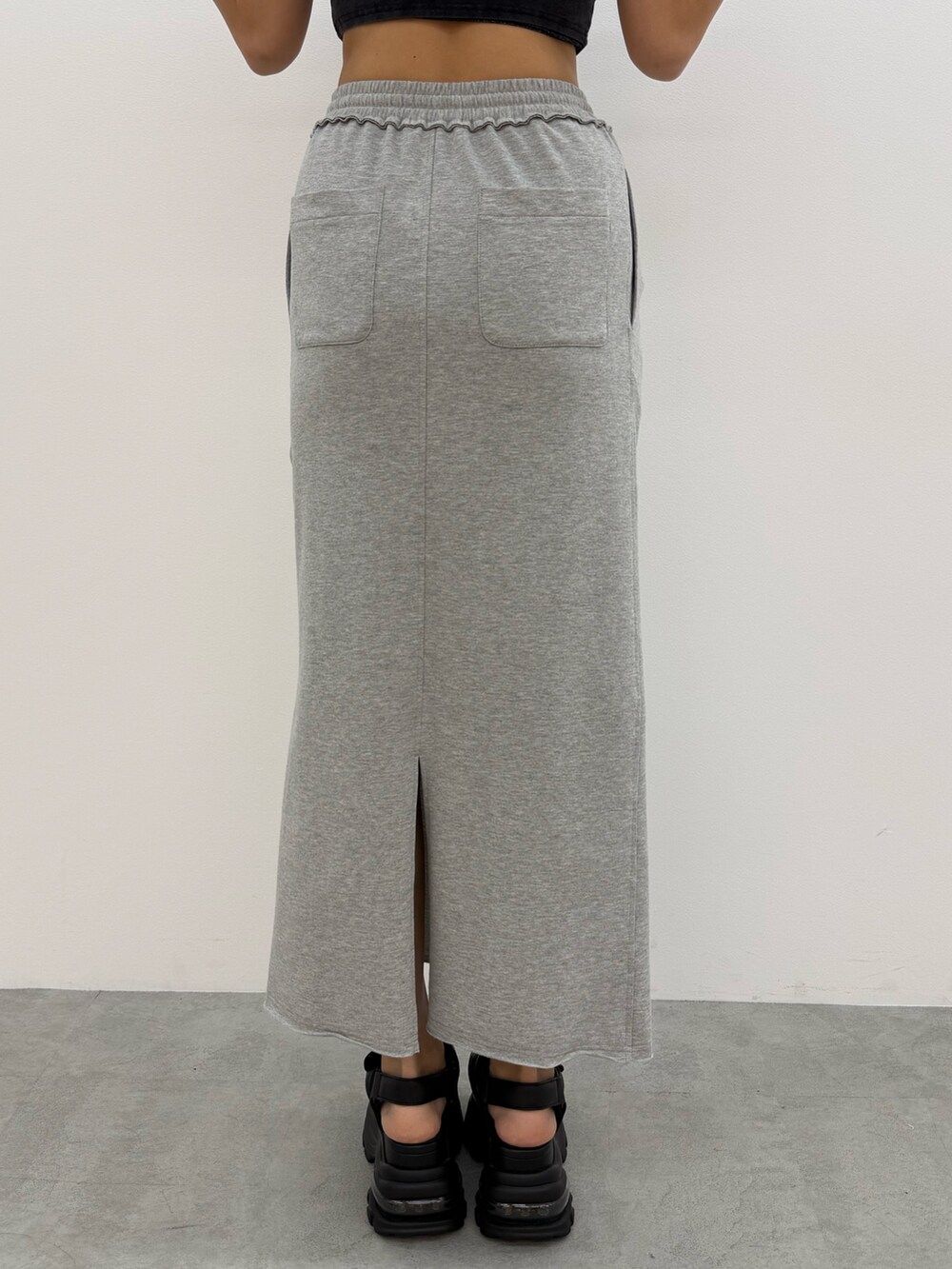 ブラック系のTシャツ/カットソー、グレー系のスカート、ブラック系のサンダルを着用したレディースの夏コーディネートの9枚目の写真