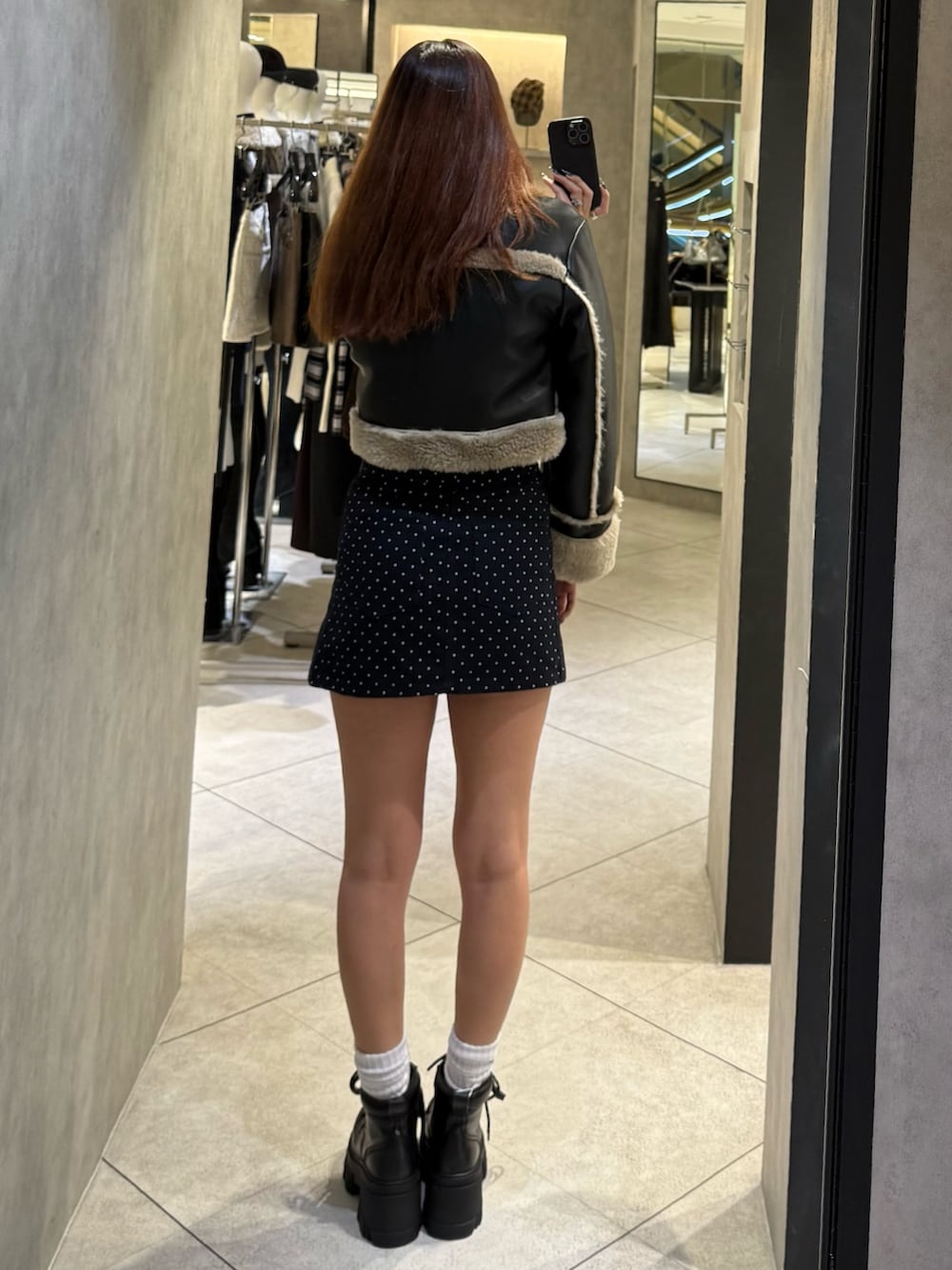 その他のブルゾン、ブルー系のスカート、ブラック系のブーツを着用したレディースの秋コーディネートの3枚目の写真