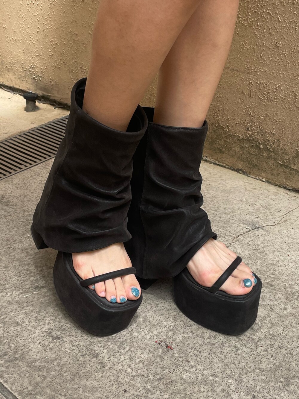 グレー系のニット/セーター、ブルー系のシャツ/ブラウス、ブラック系のその他パンツを着用したレディースの夏コーディネートの8枚目の写真