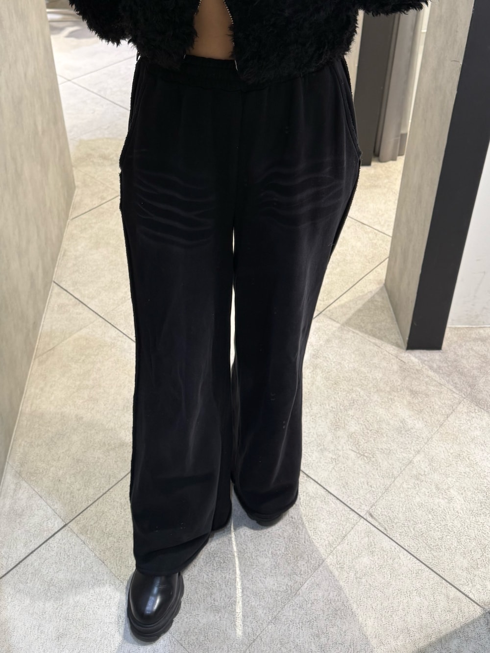 ブラック系のブーツ、ブラック系のスウェットパンツ、ブラック系のブルゾンを着用したレディースの秋コーディネートの6枚目の写真