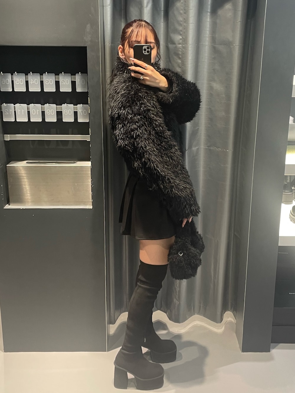 ブラック系のTシャツ/カットソー、ブラック系のブルゾン、ブラック系のスカートを着用したレディースの冬コーディネートの2枚目の写真