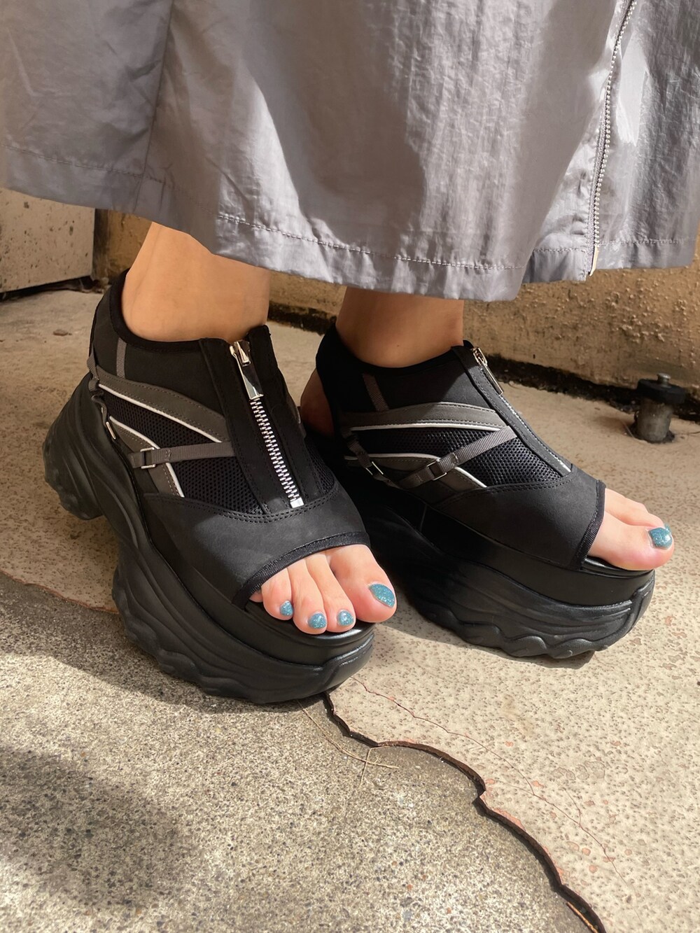 ブラック系のTシャツ/カットソー、ブルー系のベスト、ブルー系のデニムパンツを着用したレディースの春コーディネートの8枚目の写真