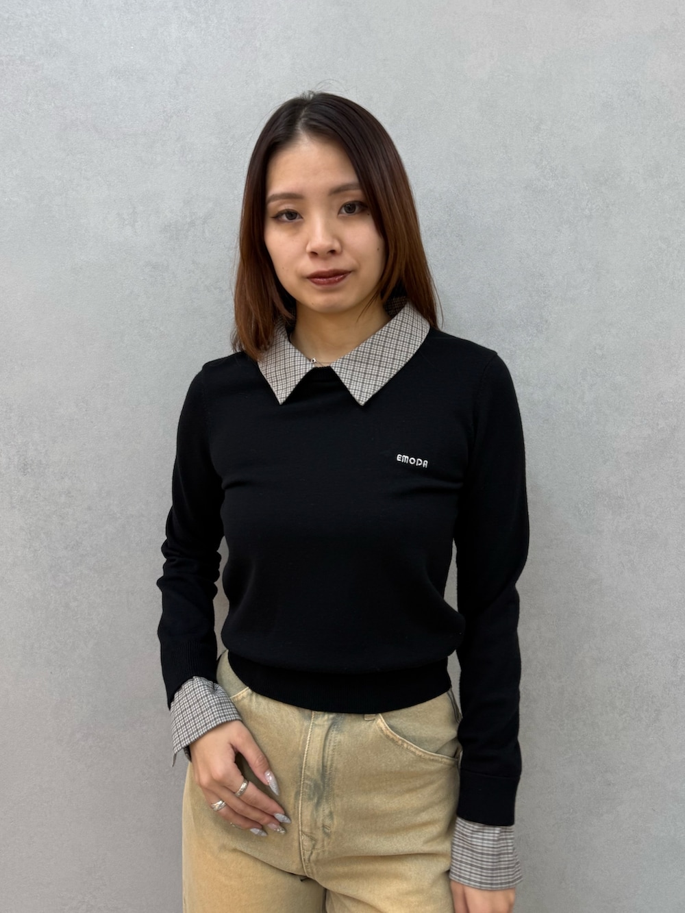 ブラック系のシャツ/ブラウス、ベージュ系のデニムパンツ、ブラック系のスニーカーを着用したレディースの冬コーディネートの4枚目の写真