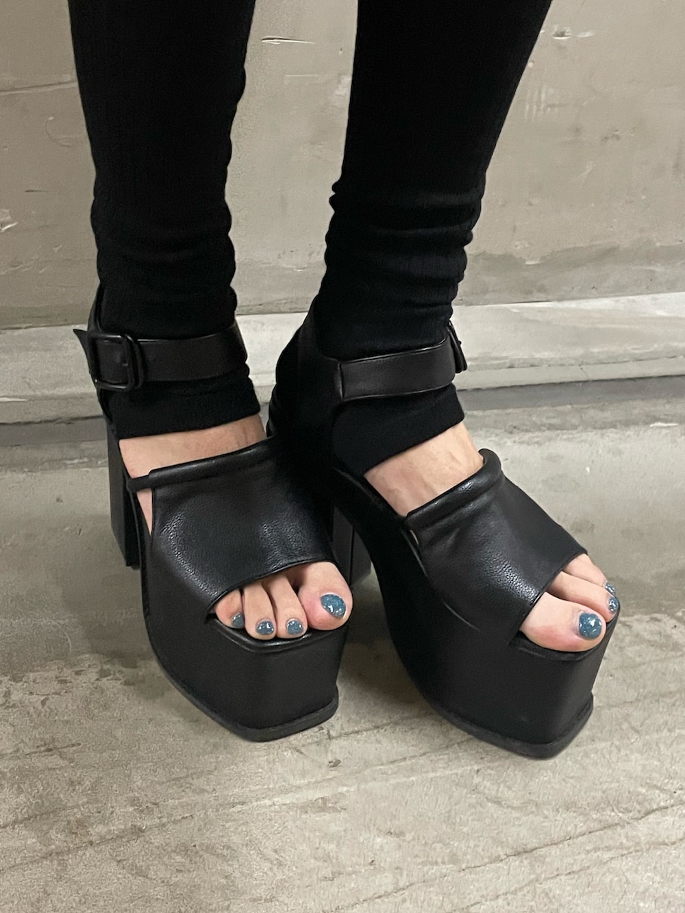 ホワイト系のTシャツ/カットソー、ブルー系のサロペット/オーバーオール、ブラック系のハンドバッグを着用したレディースの春コーディネートの9枚目の写真