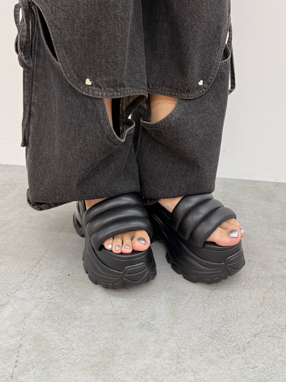 グレー系のTシャツ/カットソー、ブラック系のデニムパンツ、ブラック系のサンダルを着用したレディースの夏コーディネートの10枚目の写真