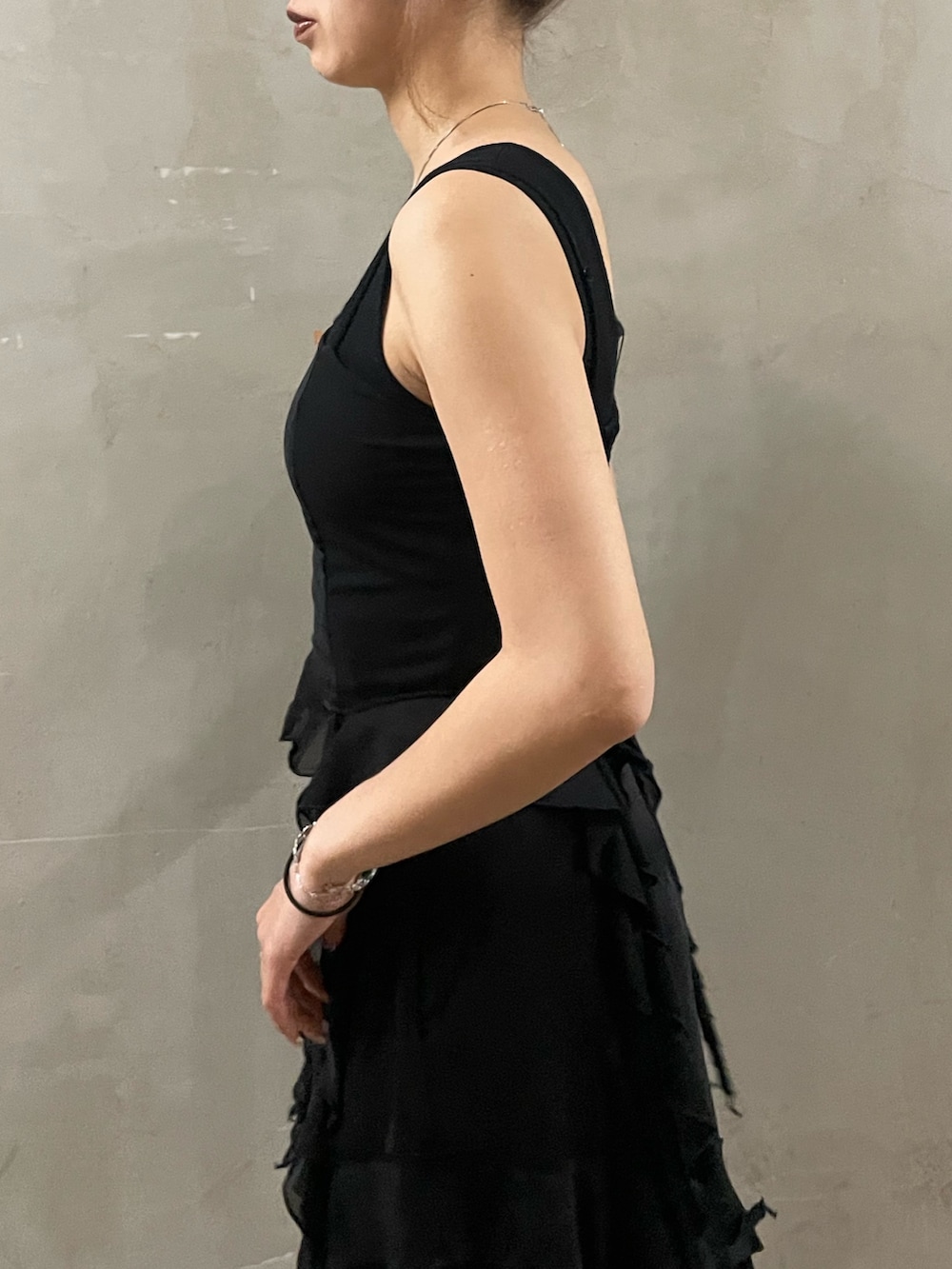 ブラック系のTシャツ/カットソー、ブラック系のニット/セーター、ブラック系のスカートを着用したレディースの春コーディネートの5枚目の写真