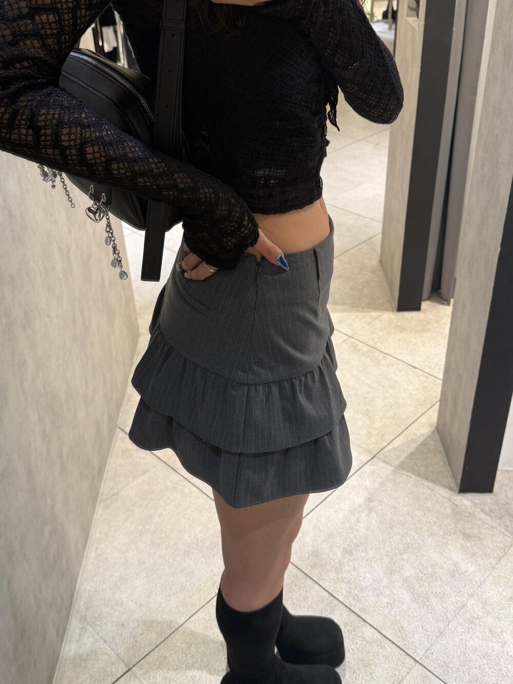 ブラック系のTシャツ/カットソー、ブラック系のハンドバッグ、ブラック系のキャミソールを着用したレディースの秋コーディネートの7枚目の写真