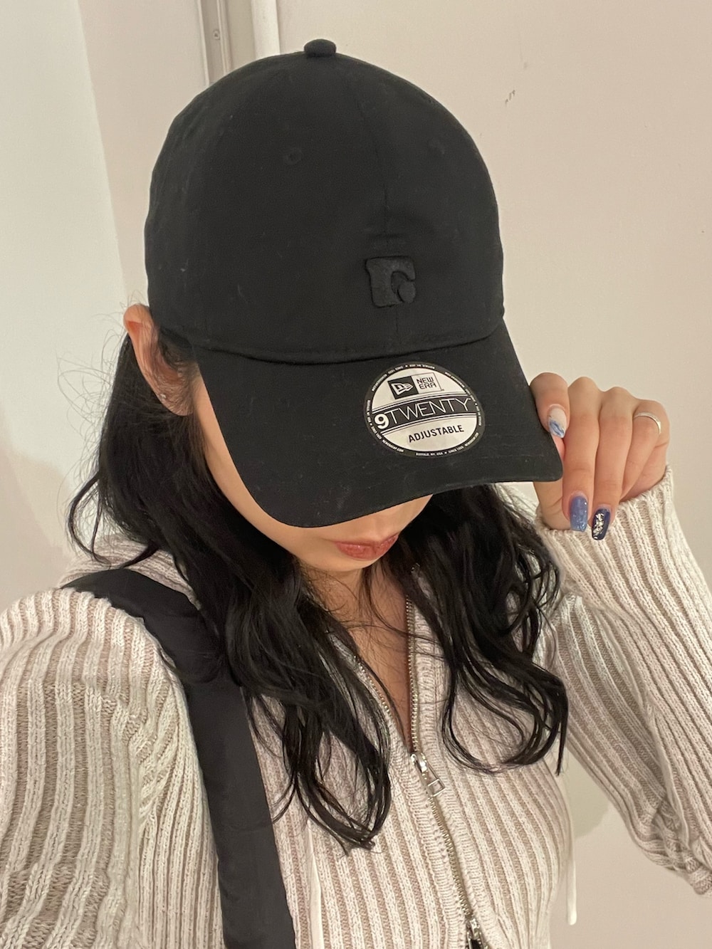 ホワイト系のワンピース、ブラック系のキャミソール、ブラック系のブーツを着用したレディースの春コーディネートの9枚目の写真