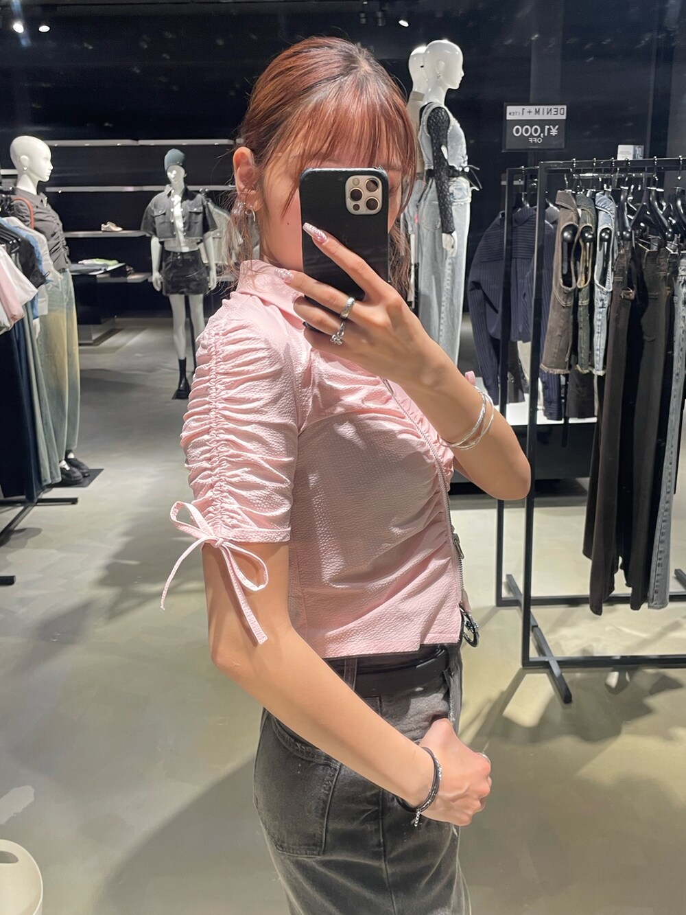 ピンク系のシャツ/ブラウス、ブラック系のデニムパンツ、ブラック系のパンプスを着用したレディースの春コーディネートの5枚目の写真