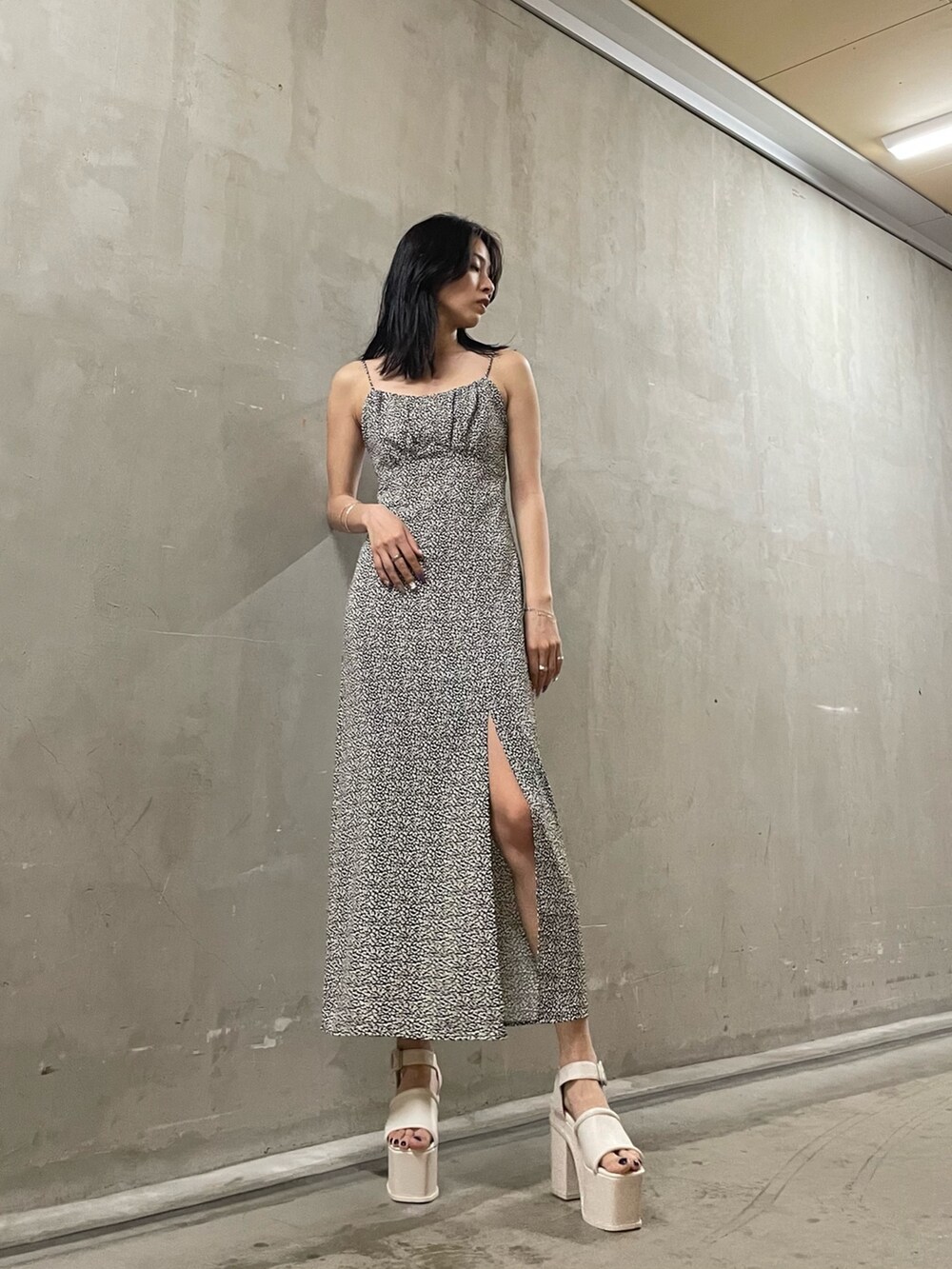 ホワイト系のシャツ/ブラウス、その他のワンピース、ホワイト系のサンダルを着用したレディースの夏コーディネートの4枚目の写真