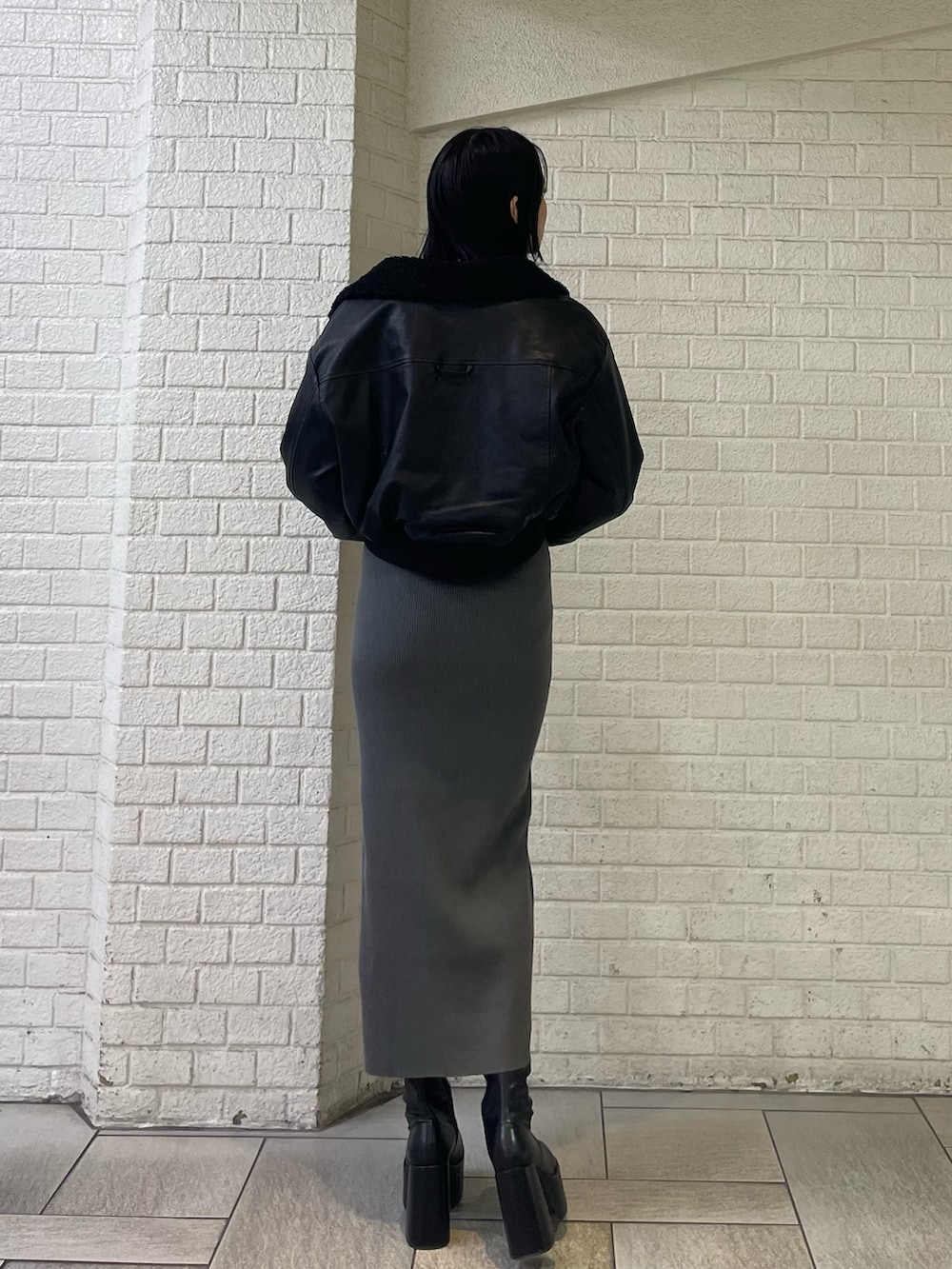 ブラック系のブルゾン、グレー系のワンピース、ブラック系のブーツを着用したレディースの秋コーディネートの3枚目の写真