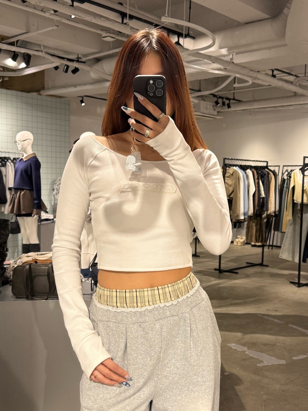 ホワイト系のTシャツ/カットソー、イエロー系のブルゾン、グレー系のスウェットパンツを着用したレディースの春コーディネートの7枚目の写真