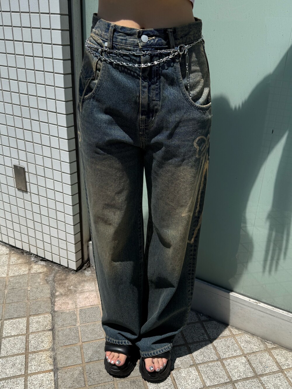 レッド系のTシャツ/カットソー、ブルー系のデニムパンツ、ブラウン系のブーツを着用したレディースの夏コーディネートの6枚目の写真