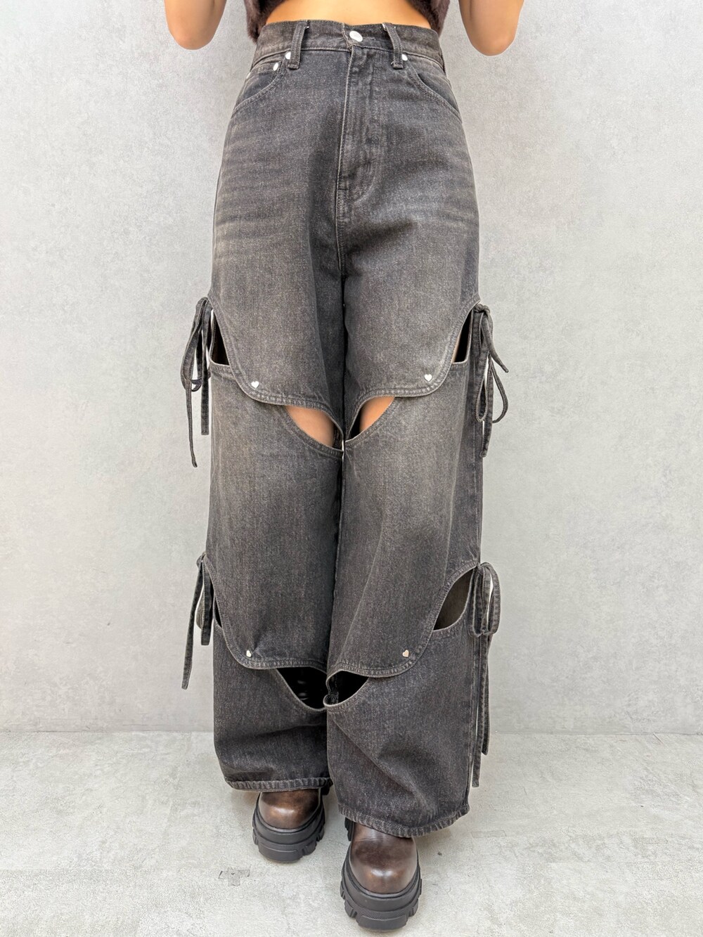 ブラウン系のシャツ/ブラウス、ブラック系のデニムパンツ、ブラウン系のブーツを着用したレディースの夏コーディネートの5枚目の写真