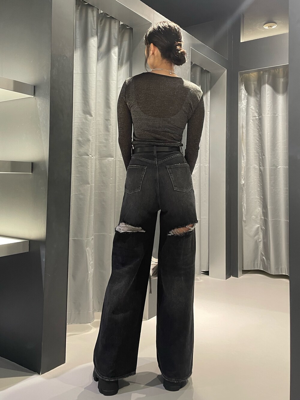 その他のTシャツ/カットソー、ブラック系のデニムパンツ、シルバー系のハンドバッグを着用したレディースの夏コーディネートの3枚目の写真