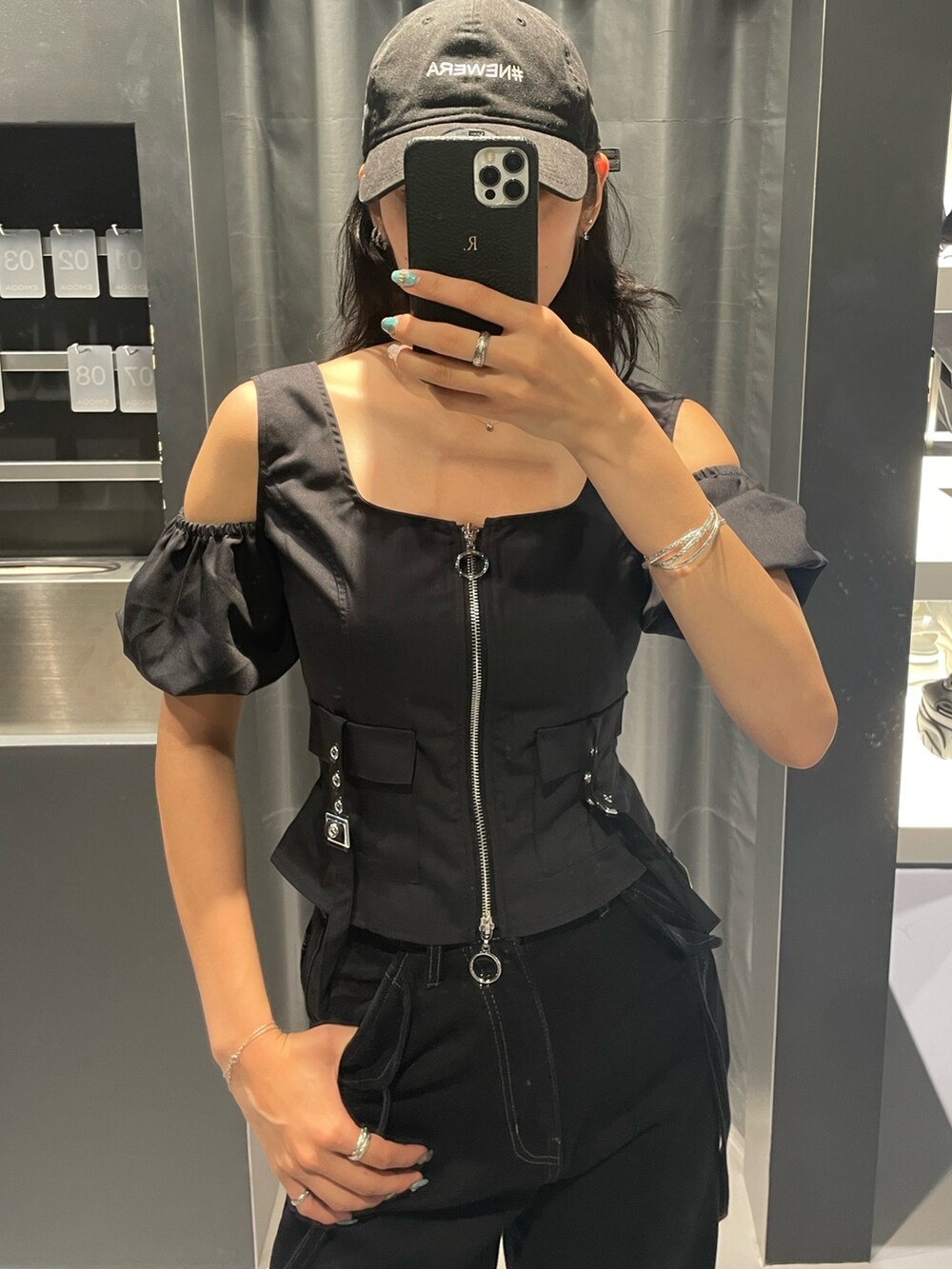 ブラック系のTシャツ/カットソー、ブラック系のデニムパンツ、ブラック系のサンダルを着用したレディースの夏コーディネートの4枚目の写真