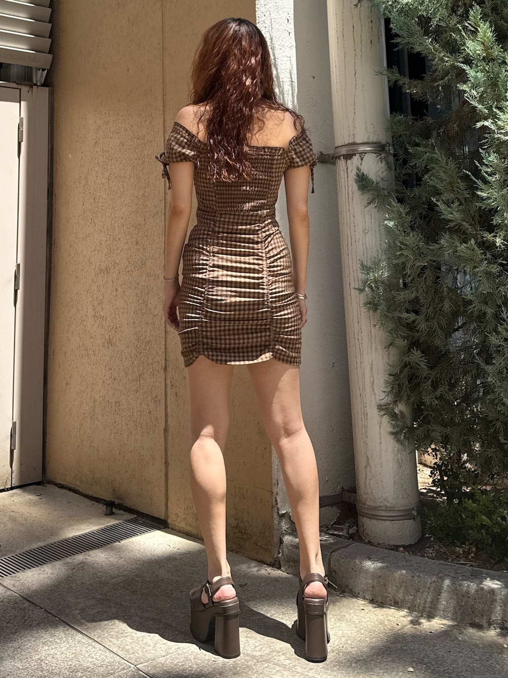 ベージュ系のワンピース、ブラウン系のサンダル、シルバー系のネックレスを着用したレディースの夏コーディネートの3枚目の写真