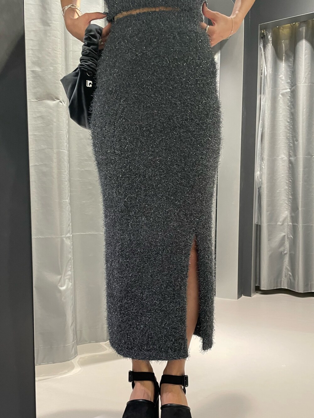 ブラック系のTシャツ/カットソー、グレー系のスカート、ブラック系のサンダルを着用したレディースの夏コーディネートの6枚目の写真