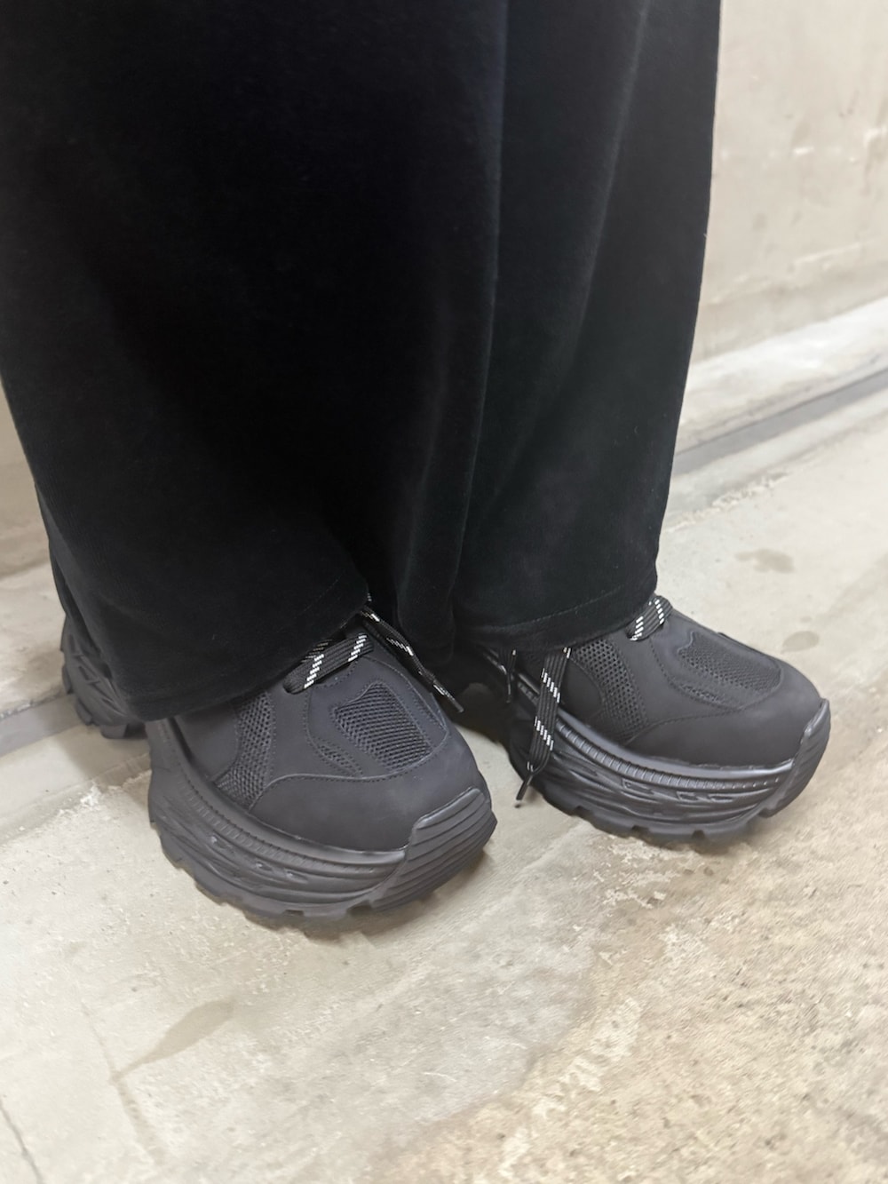 グレー系のTシャツ/カットソー、ブラック系のその他パンツ、ブラック系のスニーカーを着用したレディースの夏コーディネートの6枚目の写真