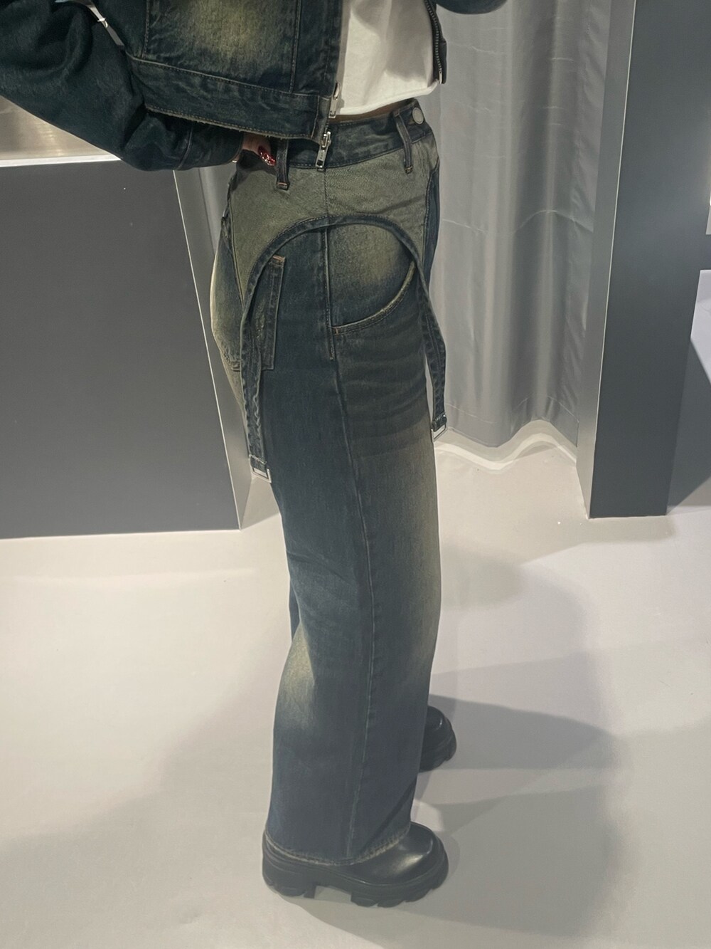 ブルー系のデニムジャケット、ホワイト系のTシャツ/カットソー、ブルー系のデニムパンツを着用したレディースの秋コーディネートの8枚目の写真