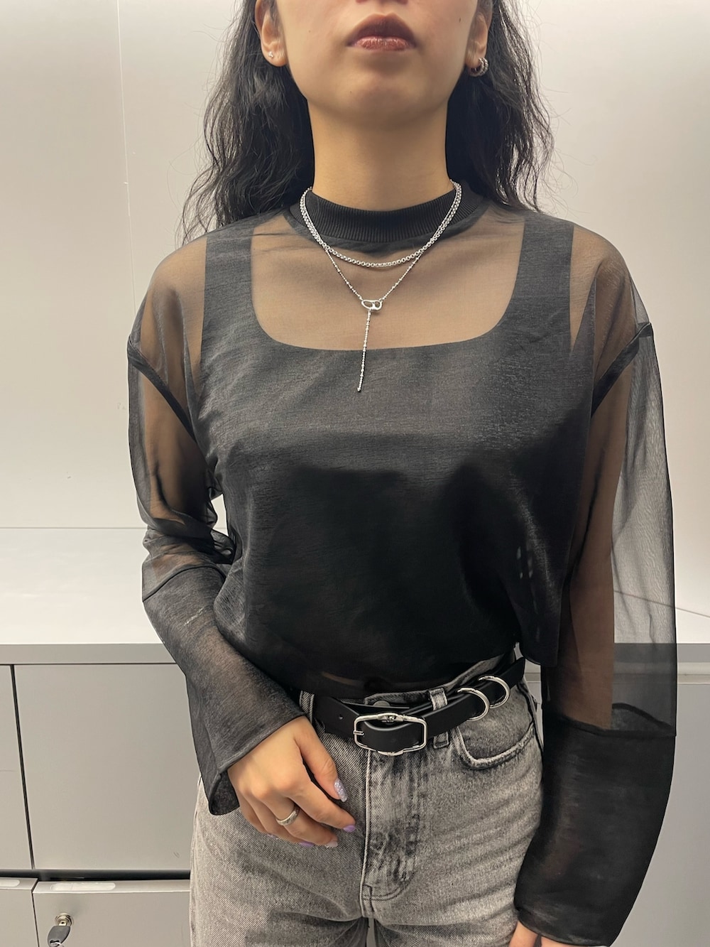 ブラック系のタンクトップ、ブラック系のTシャツ/カットソー、グレー系のその他パンツを着用したレディースの春コーディネートの4枚目の写真