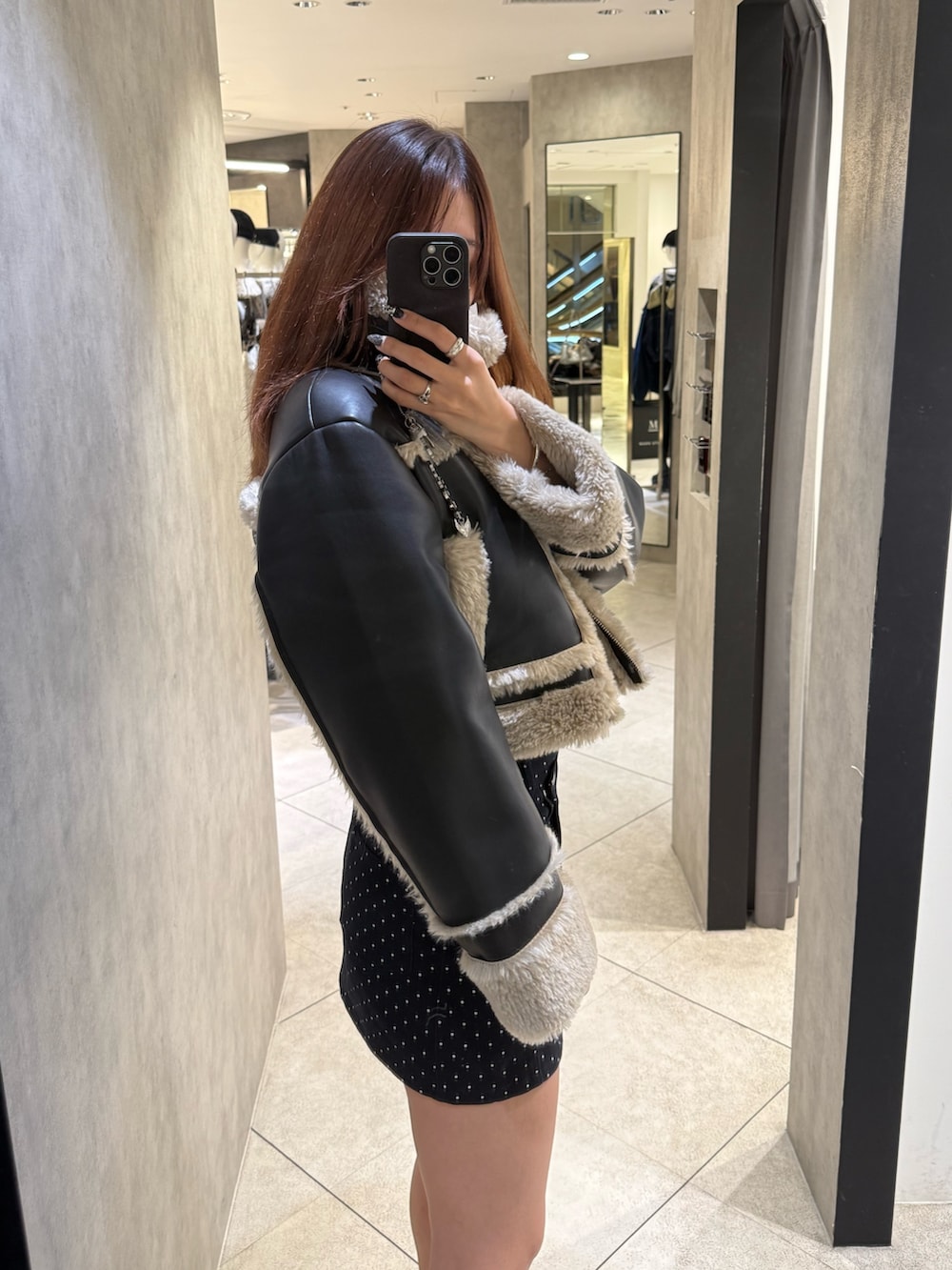 その他のブルゾン、ブルー系のスカート、ブラック系のブーツを着用したレディースの秋コーディネートの5枚目の写真