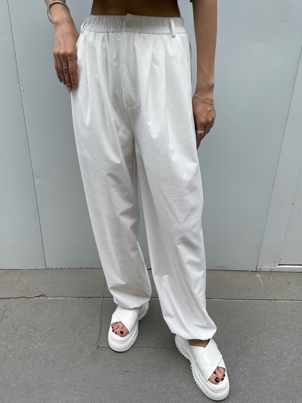 グレー系のTシャツ/カットソー、ホワイト系のその他パンツ、ホワイト系のサンダルを着用したレディースの夏コーディネートの4枚目の写真