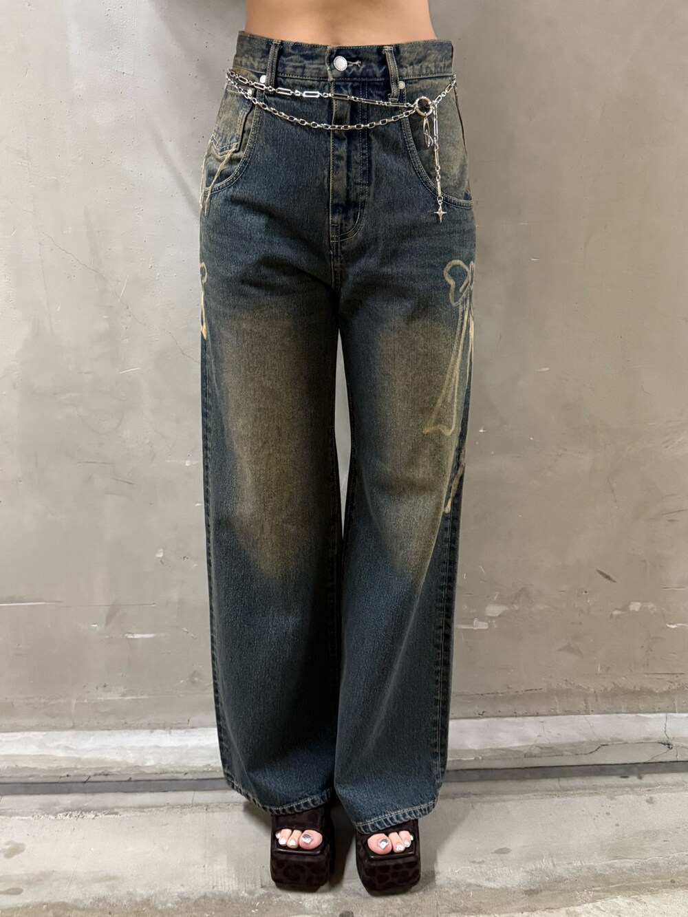 ブラウン系のTシャツ/カットソー、ブルー系のデニムパンツ、ブラウン系のサンダルを着用したレディースの夏コーディネートの7枚目の写真