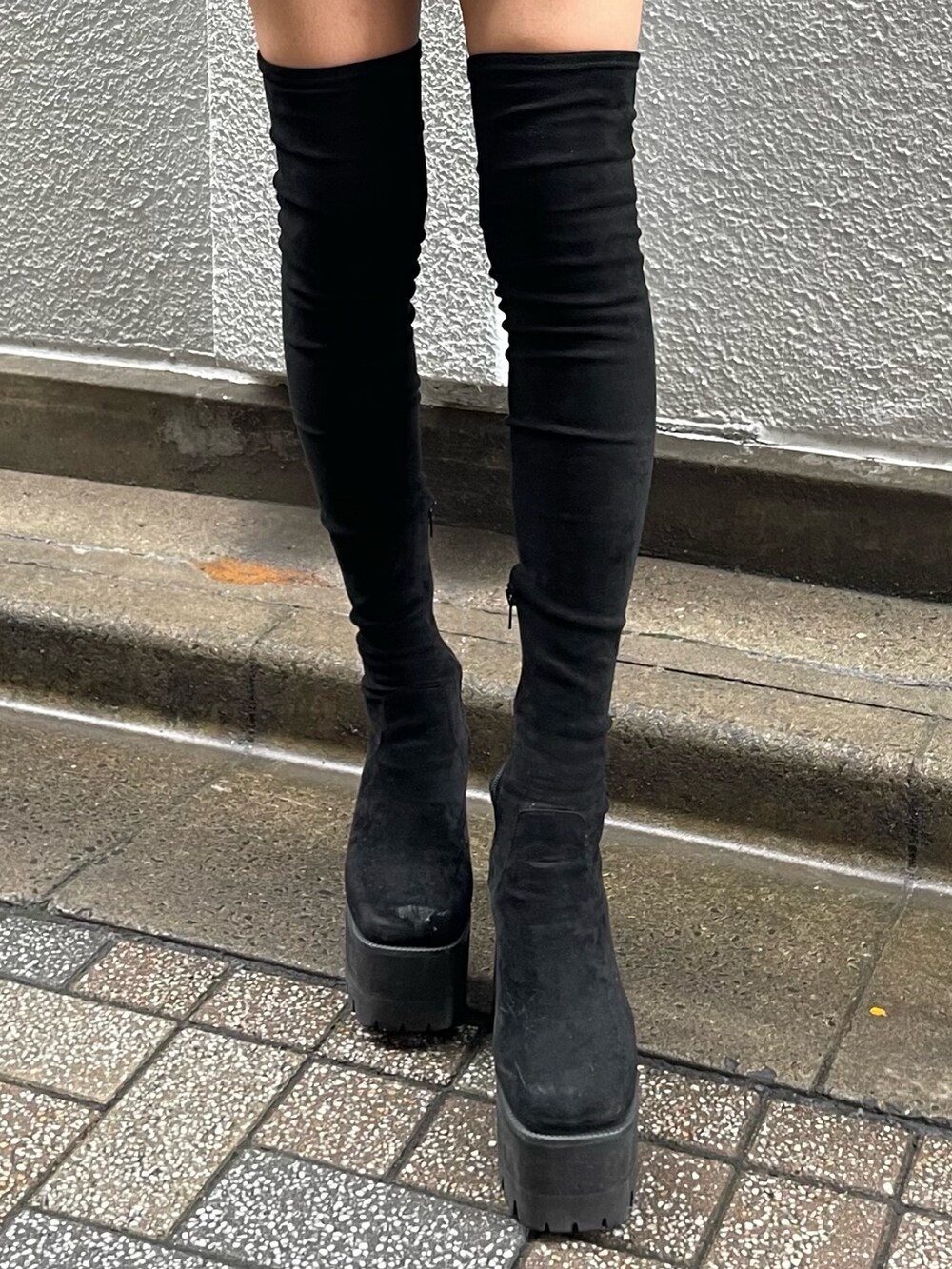 ホワイト系のニット/セーター、ホワイト系のピーコート、ブラック系のスカートを着用したレディースの冬コーディネートの9枚目の写真