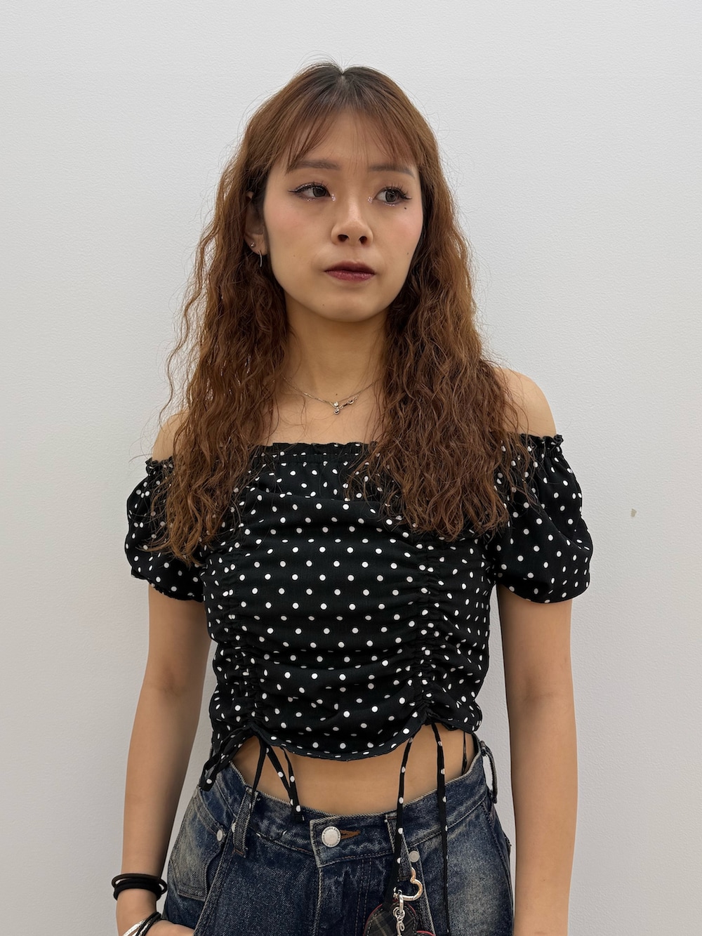 ブラック系のTシャツ/カットソー、ブルー系のデニムパンツ、ブラック系のブーツを着用したレディースの夏コーディネートの4枚目の写真