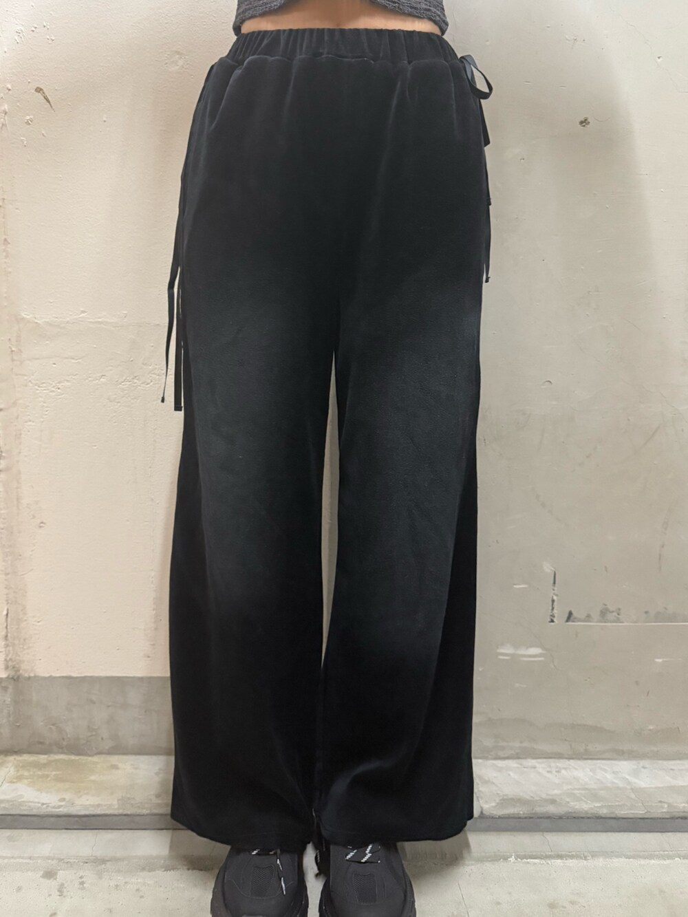 グレー系のTシャツ/カットソー、ブラック系のその他パンツ、ブラック系のスニーカーを着用したレディースの夏コーディネートの5枚目の写真