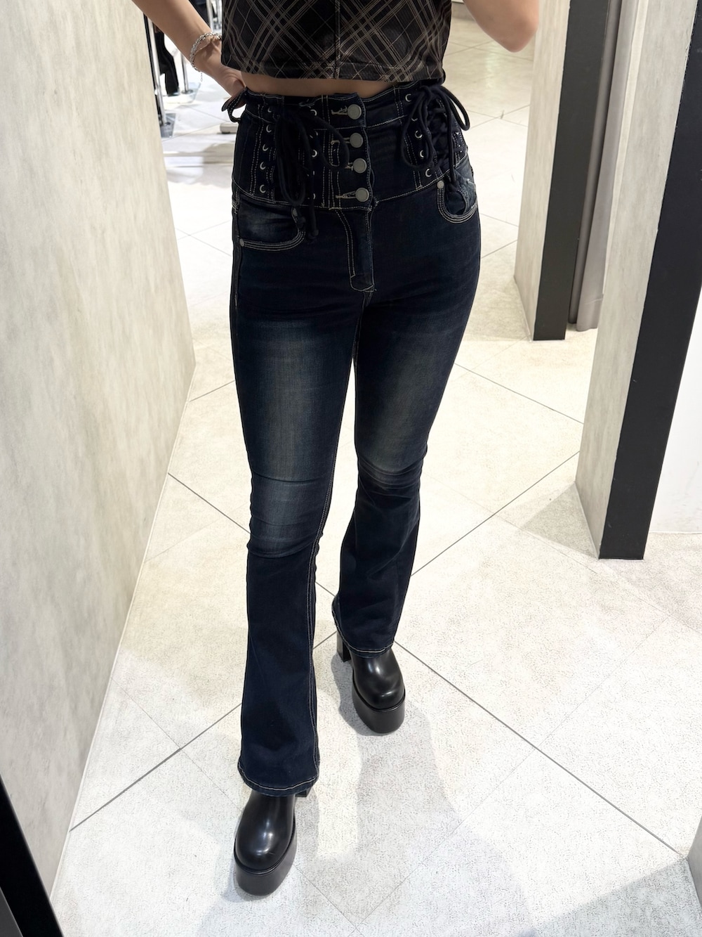 その他のTシャツ/カットソー、ブルー系のデニムパンツ、ブラック系のブーツを着用したレディースの秋コーディネートの6枚目の写真