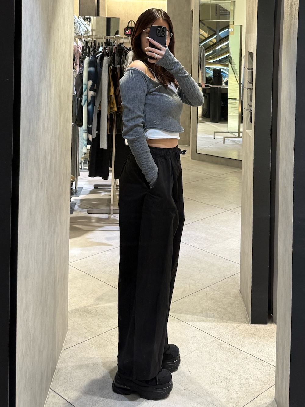 グレー系のTシャツ/カットソー、ブラック系のその他パンツ、ブラック系のスニーカーを着用したレディースの春コーディネートの2枚目の写真