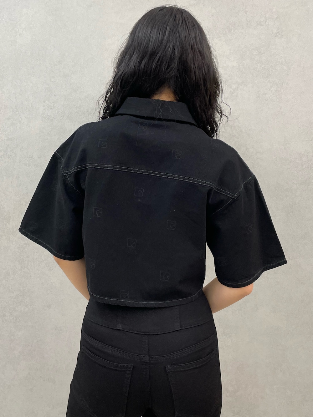 ブラック系のシャツ/ブラウス、ブラック系のデニムパンツ、ブラック系のサンダルを着用したレディースの夏コーディネートの5枚目の写真