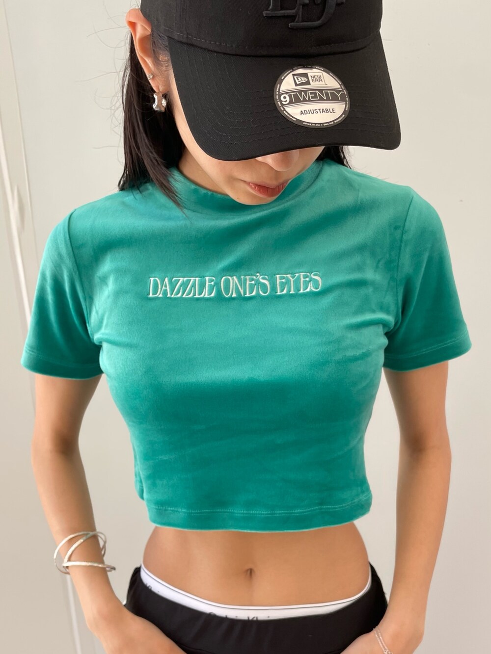 グリーン系のTシャツ/カットソー、ブラック系のその他パンツ、ブラック系のサンダルを着用したレディースの夏コーディネートの3枚目の写真