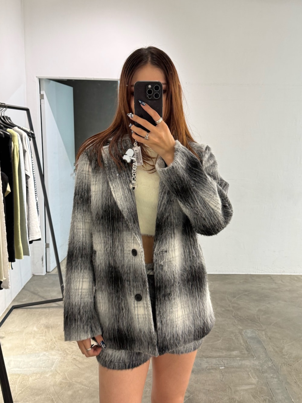 ホワイト系のニット/セーター、ブラック系のその他アウター、ブラック系のその他パンツを着用したレディースの冬コーディネートの4枚目の写真