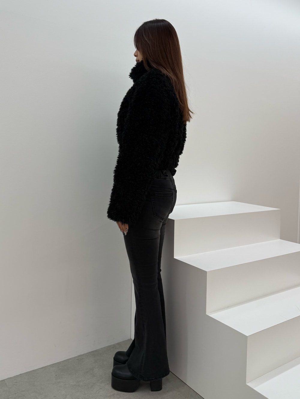 ブラック系のブルゾン、ブラック系のデニムパンツ、ブラック系のブーツを着用したレディースの冬コーディネートの2枚目の写真