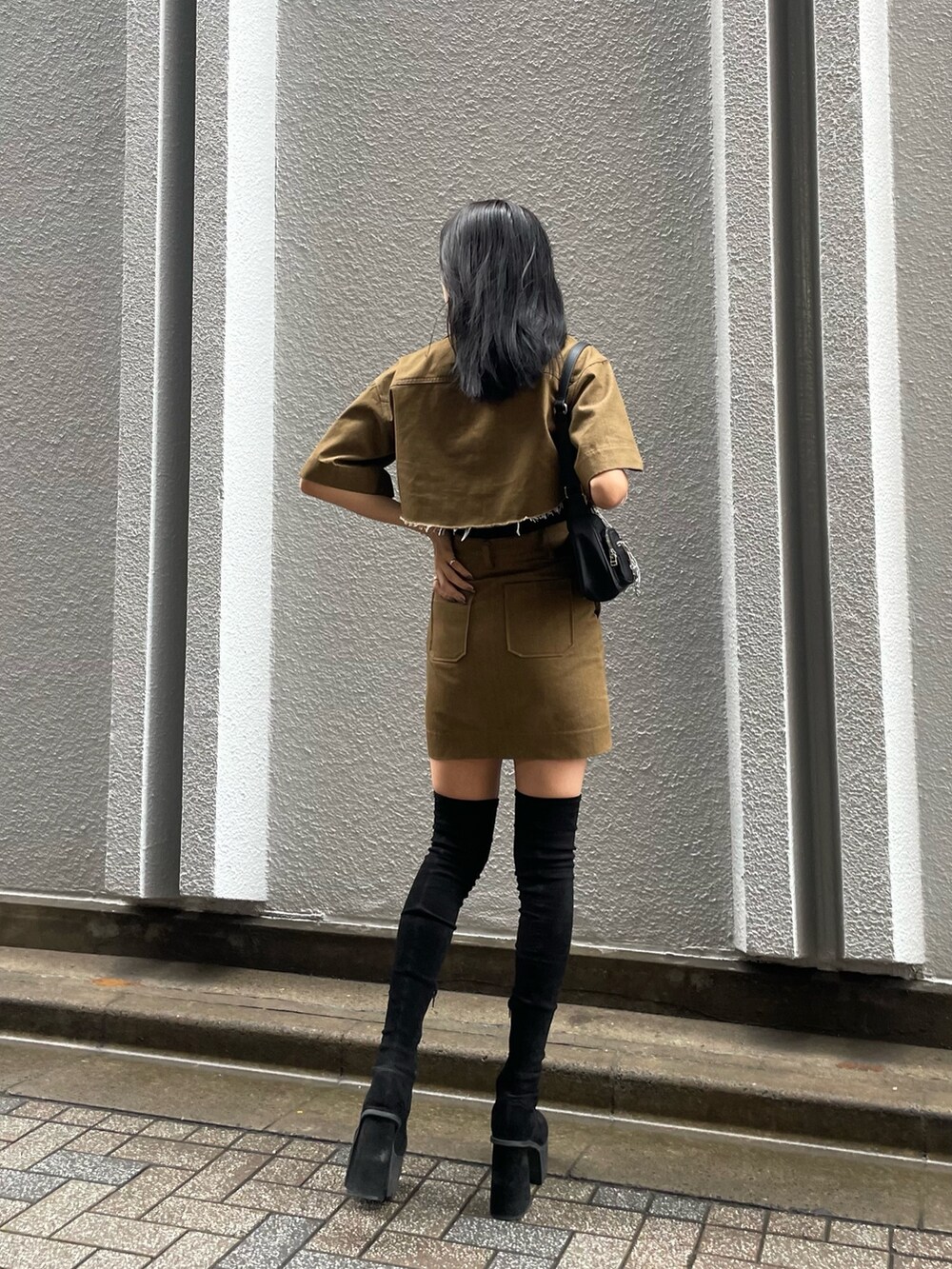 ブラウン系のシャツ/ブラウス、ブラック系のTシャツ/カットソー、ブラック系のハンドバッグを着用したレディースの秋コーディネートの3枚目の写真