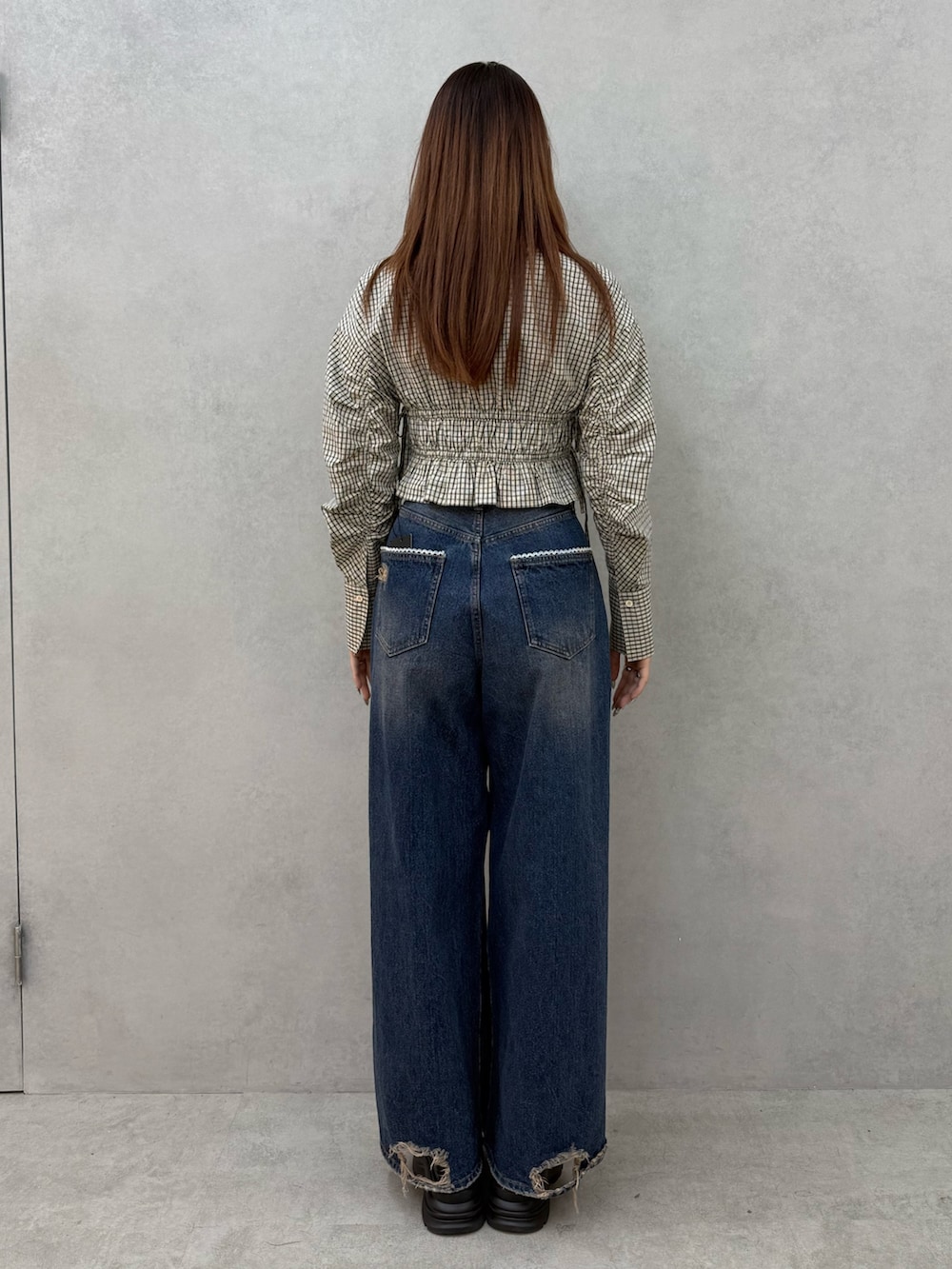 その他のシャツ/ブラウス、ブルー系のデニムパンツ、ブラック系のローファーを着用したレディースの冬コーディネートの3枚目の写真