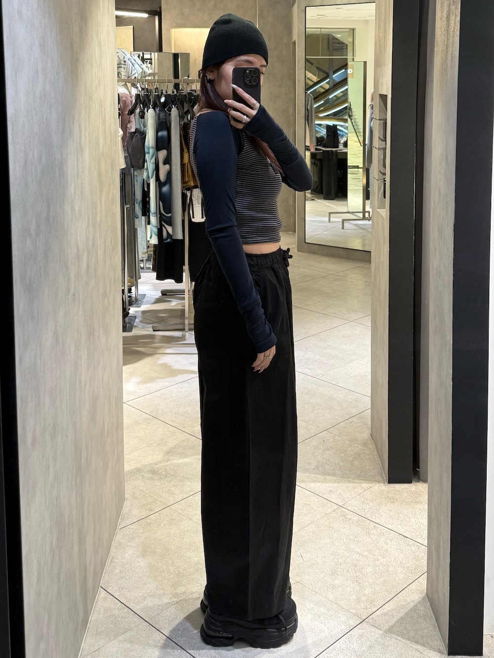 ブルー系のTシャツ/カットソー、ブラック系のその他パンツ、ブラック系のスニーカーを着用したレディースの春コーディネートの2枚目の写真