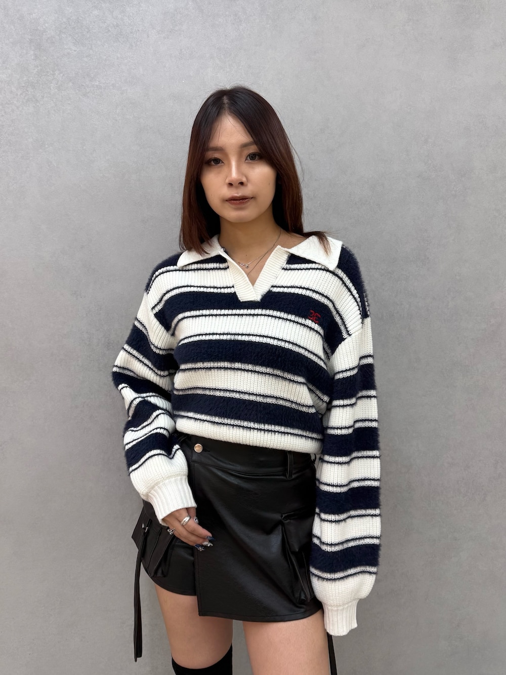 ブルー系のニット/セーター、ブラック系のその他パンツ、ブラック系のブーツを着用したレディースの冬コーディネートの4枚目の写真