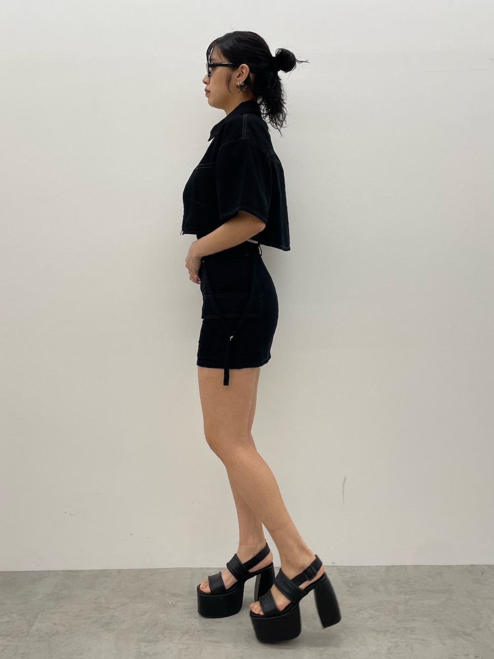 ホワイト系のキャミソール、ブラック系のシャツ/ブラウス、ブラック系のデニムスカートを着用したレディースの夏コーディネートの2枚目の写真