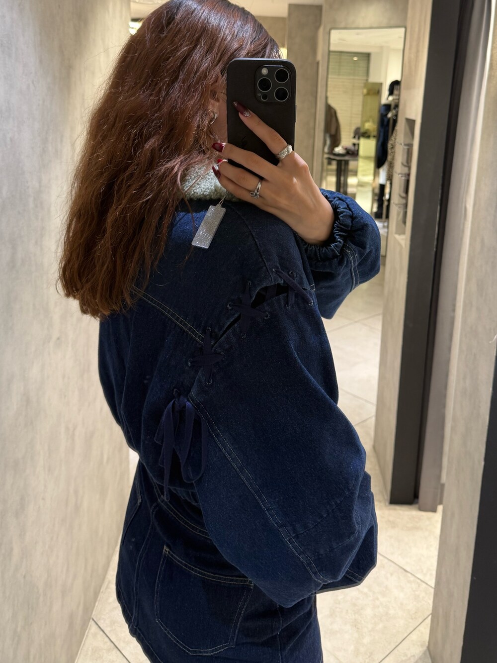 ブルー系のブルゾン、ブラック系のニット/セーター、ブルー系のスカートを着用したレディースの秋コーディネートの5枚目の写真